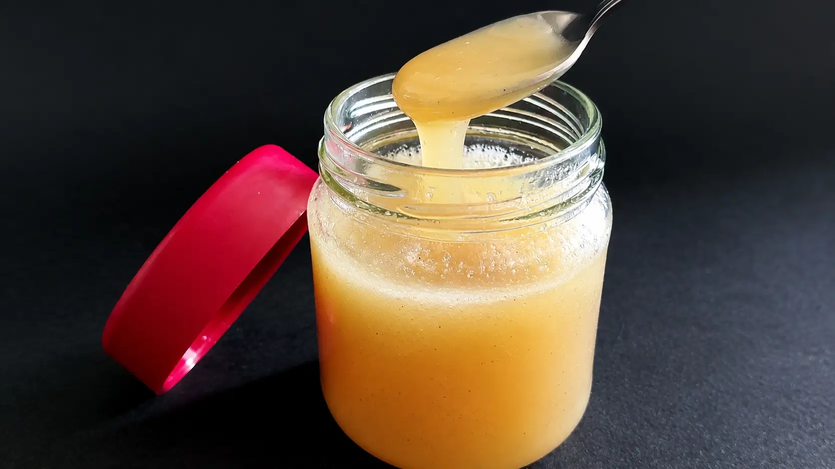 Un barattolino di vetro con latte condensato vegano fatto in casa