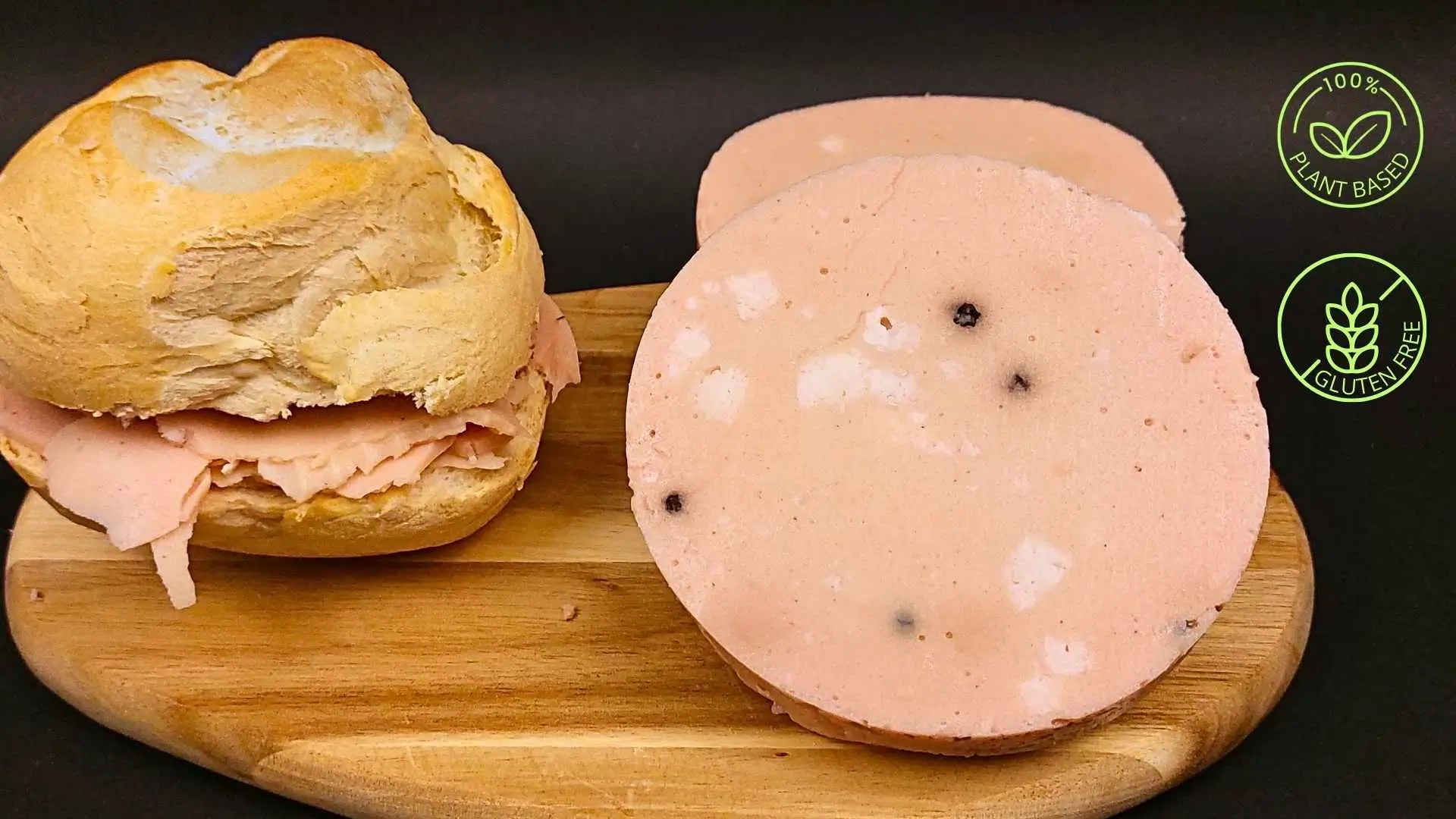 Mortadella vegana fatta in casa vicino c'è un panino imbottito