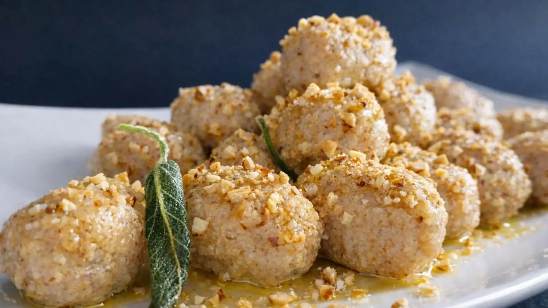 Gnocchi di pane burro e salvia con sopra granella di nocciole