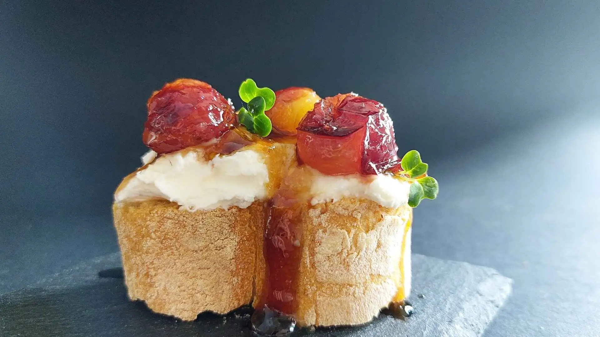 Crostino croccante con caprino vegano e uva rossa caramellata