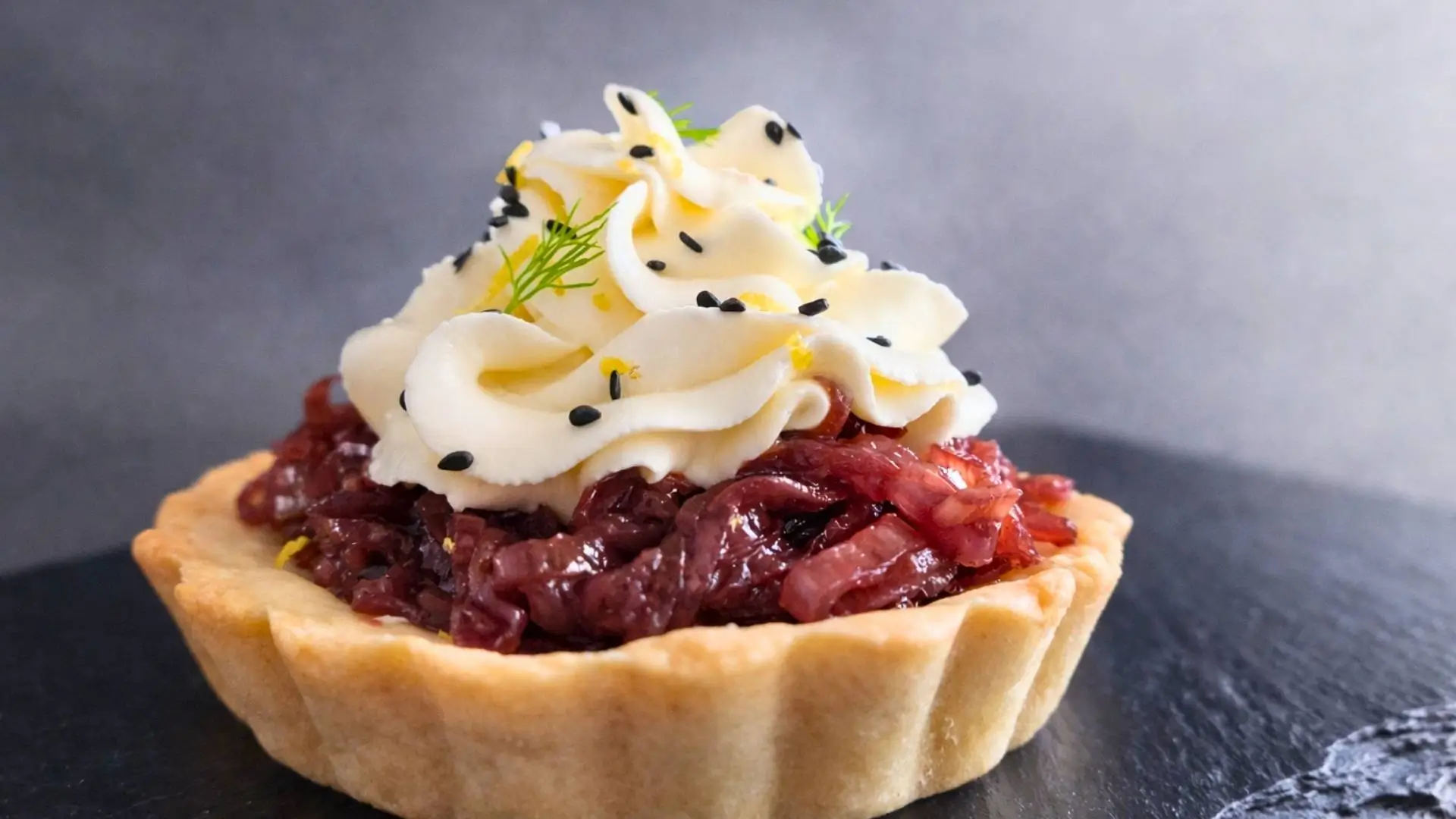 Tartelletta salata con chutney di cipolle rosse e formaggio spalmabile veg