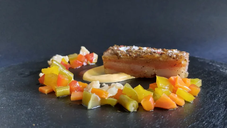 Pancetta vegana con giardiniera agrodolce e salsa agli agrumi - Vegan bacon with sweet-and-sour giardiniera and citrus sauce