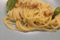 Spaghetti con crema di peperoni e noci
