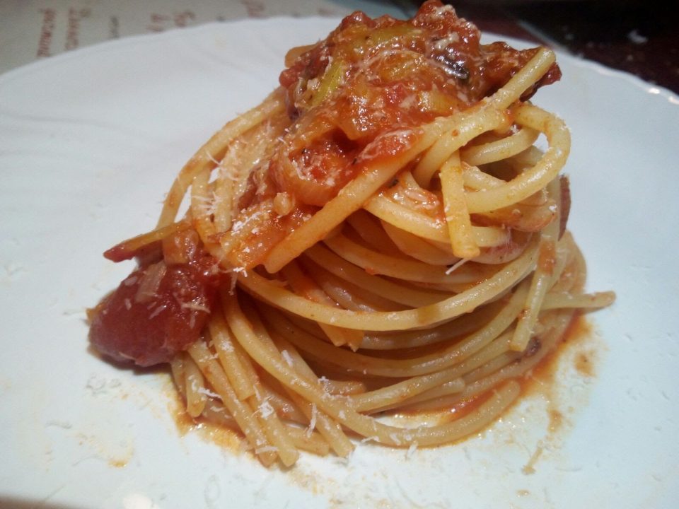 spaghetti al sugo veloce di porri e pomodoro