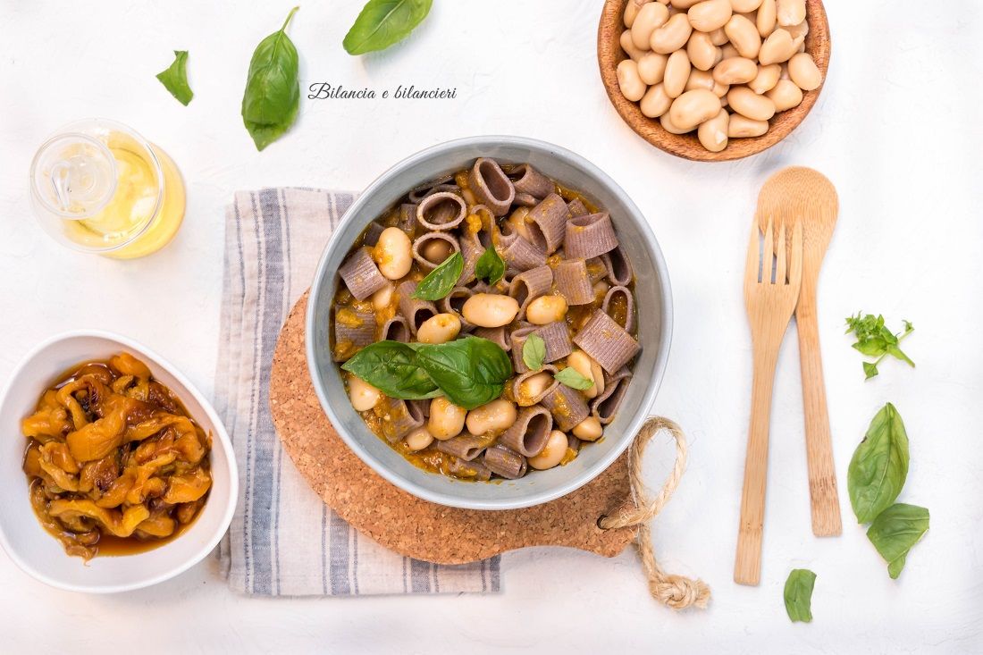 Mezzi rigatoni con crema di peperoni arrostiti e fagioli Spagna