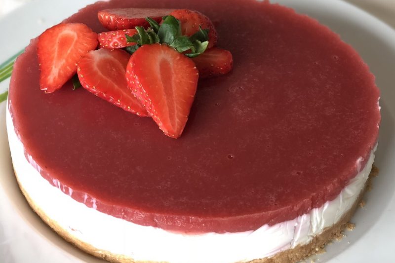 Cheesecake alla ricotta, yogurt e fragole con coulis di fragole – senza burro (ricetta con e senza Bimby)