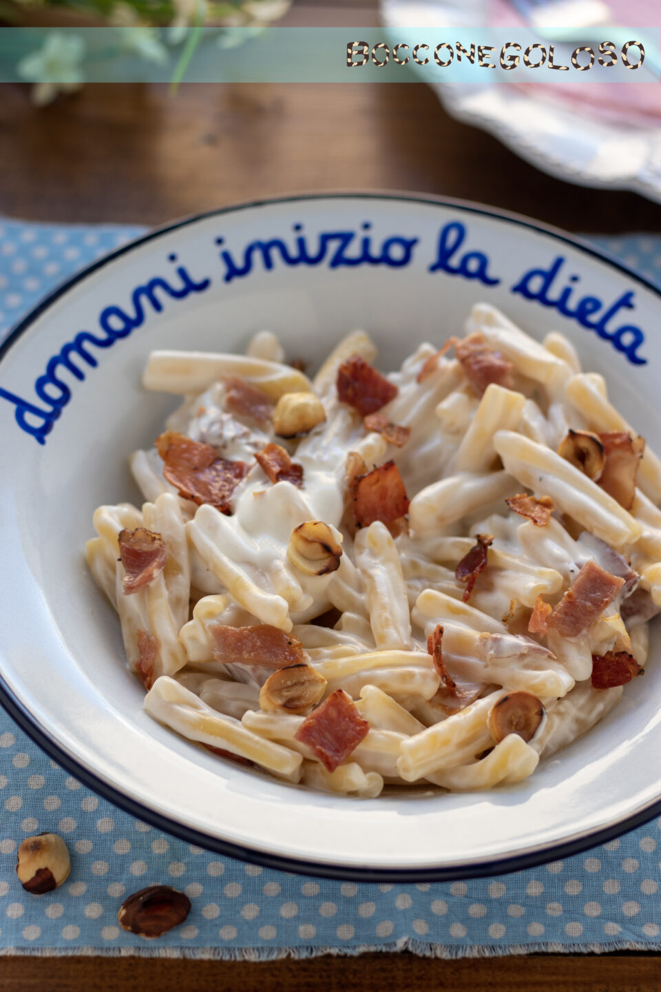 Pasta robiola speck e nocciole croccanti