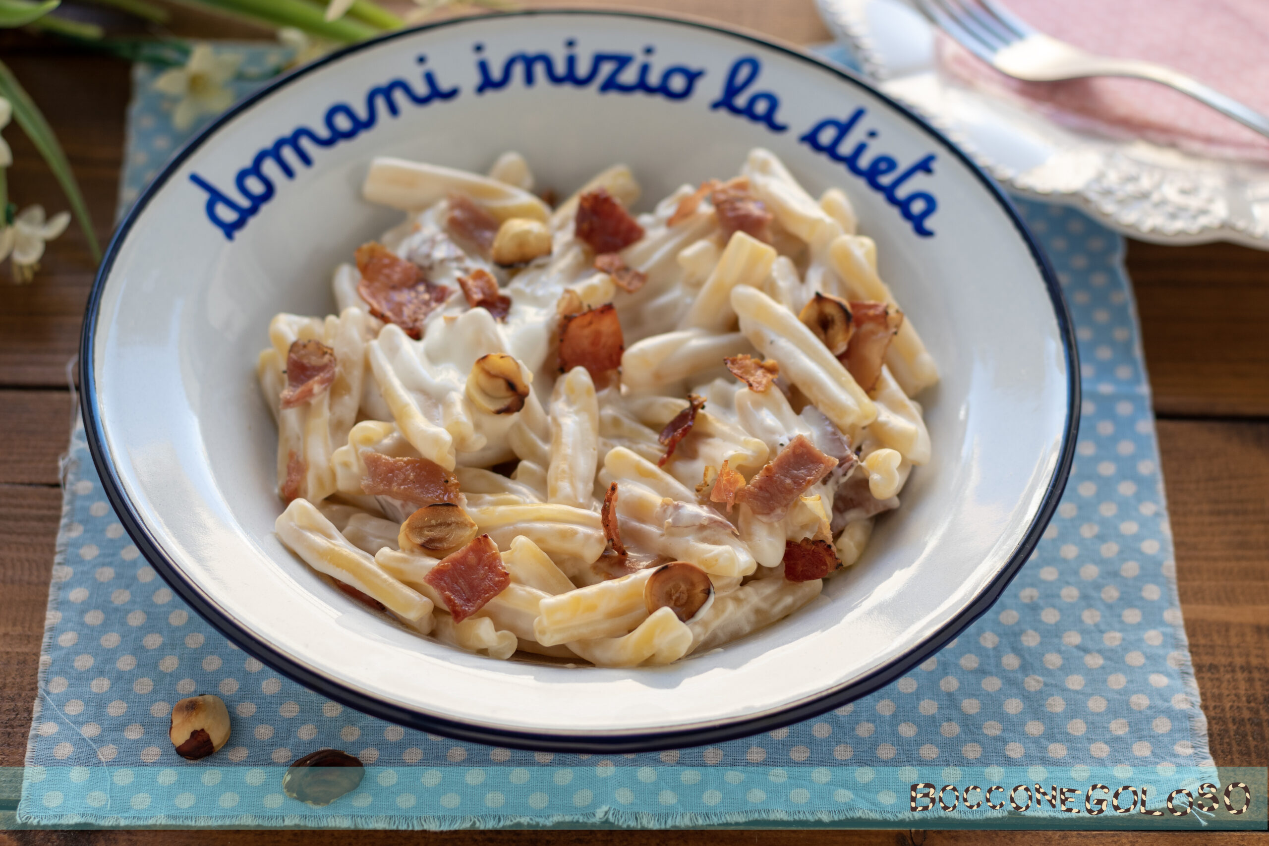 Pasta robiola speck e nocciole croccanti