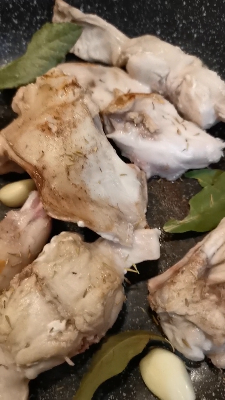 Oggi vi lascio la ricettina facile e gustosa del coniglio al vino rosso.
Cotto in padella o casseruola sempre ottimo e salutare.
 La carne di coniglio è una carne molto delicata e se volete saperne di più, in fondo alla pagina vi ho lasciato qualche curiosità sulle proprietà nutritive.