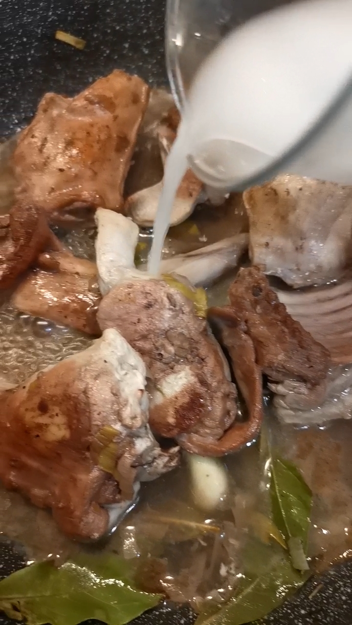 Oggi vi lascio la ricettina facile e gustosa del coniglio al vino rosso.
Cotto in padella o casseruola sempre ottimo e salutare.
 La carne di coniglio è una carne molto delicata e se volete saperne di più, in fondo alla pagina vi ho lasciato qualche curiosità sulle proprietà nutritive.