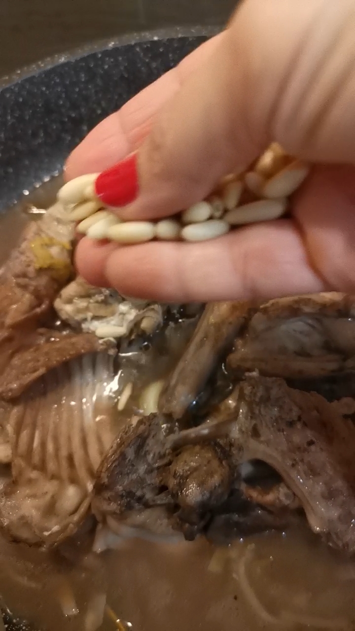 Oggi vi lascio la ricettina facile e gustosa del coniglio al vino rosso.
Cotto in padella o casseruola sempre ottimo e salutare.
 La carne di coniglio è una carne molto delicata e se volete saperne di più, in fondo alla pagina vi ho lasciato qualche curiosità sulle proprietà nutritive.