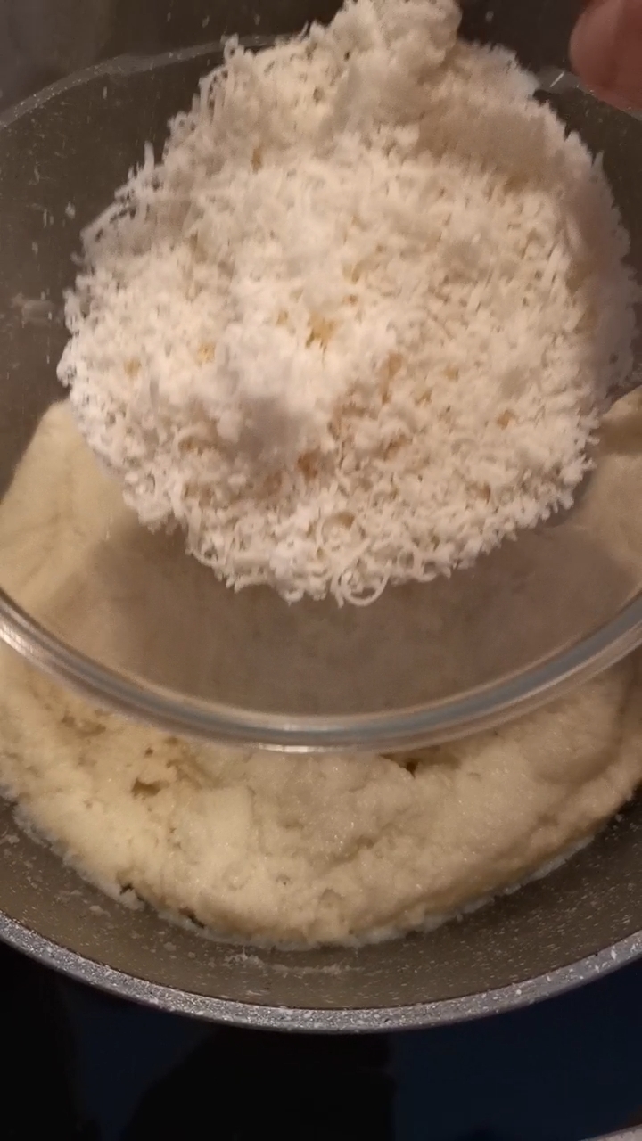 Gli gnocchi di semolino (detti anche gnocchi alla romana) sono un primo piatto a base di semolino cotto nel latte, arricchito con burro, uova e Parmigiano Reggiano.
Hanno una consistenza morbida ma compatta, un sapore delicato e avvolgente, e una superficie dorata e leggermente croccante grazie alla gratinatura in forno.
Sono un piatto confortevole, elegante nella semplicità, perfetto per i pranzi della domenica o per i mesi più freddi.