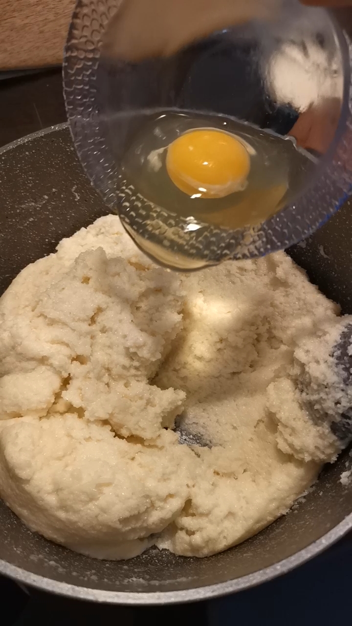 Gli gnocchi di semolino (detti anche gnocchi alla romana) sono un primo piatto a base di semolino cotto nel latte, arricchito con burro, uova e Parmigiano Reggiano.
Hanno una consistenza morbida ma compatta, un sapore delicato e avvolgente, e una superficie dorata e leggermente croccante grazie alla gratinatura in forno.
Sono un piatto confortevole, elegante nella semplicità, perfetto per i pranzi della domenica o per i mesi più freddi.