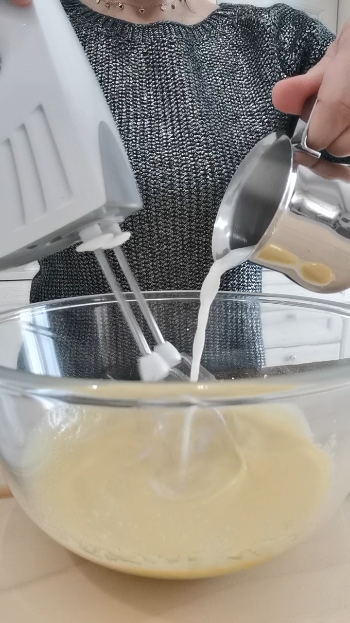 La torta soffice allo yogurt greco è una delle mie torte del cuore. Questa ricetta me la preparava mamma quando ero piccina e ora la prepariamo insieme.
Con gli anni l'unica variante che abbiamo apportato, perché ci siamo accorte che il dolce riusciva ancora meglio, è stata la sostituzione dello yogurt classico con lo yogurt greco alla vaniglia.
Mamma e tanto meno io, non siamo pasticcere ma questa combinazione di ingredienti, studiata e modificata nel tempo, regala oggi una torta soffice allo yogurt greco che per noi è perfetta.