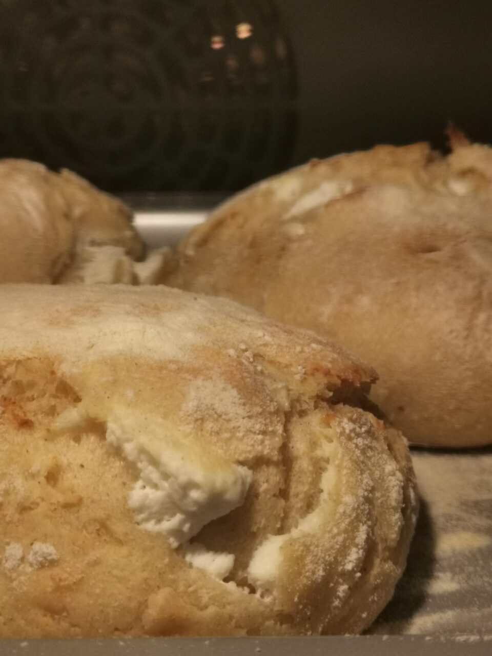 Cottura dei panini alla ricotta sardi in forno con dettaglio ricotta