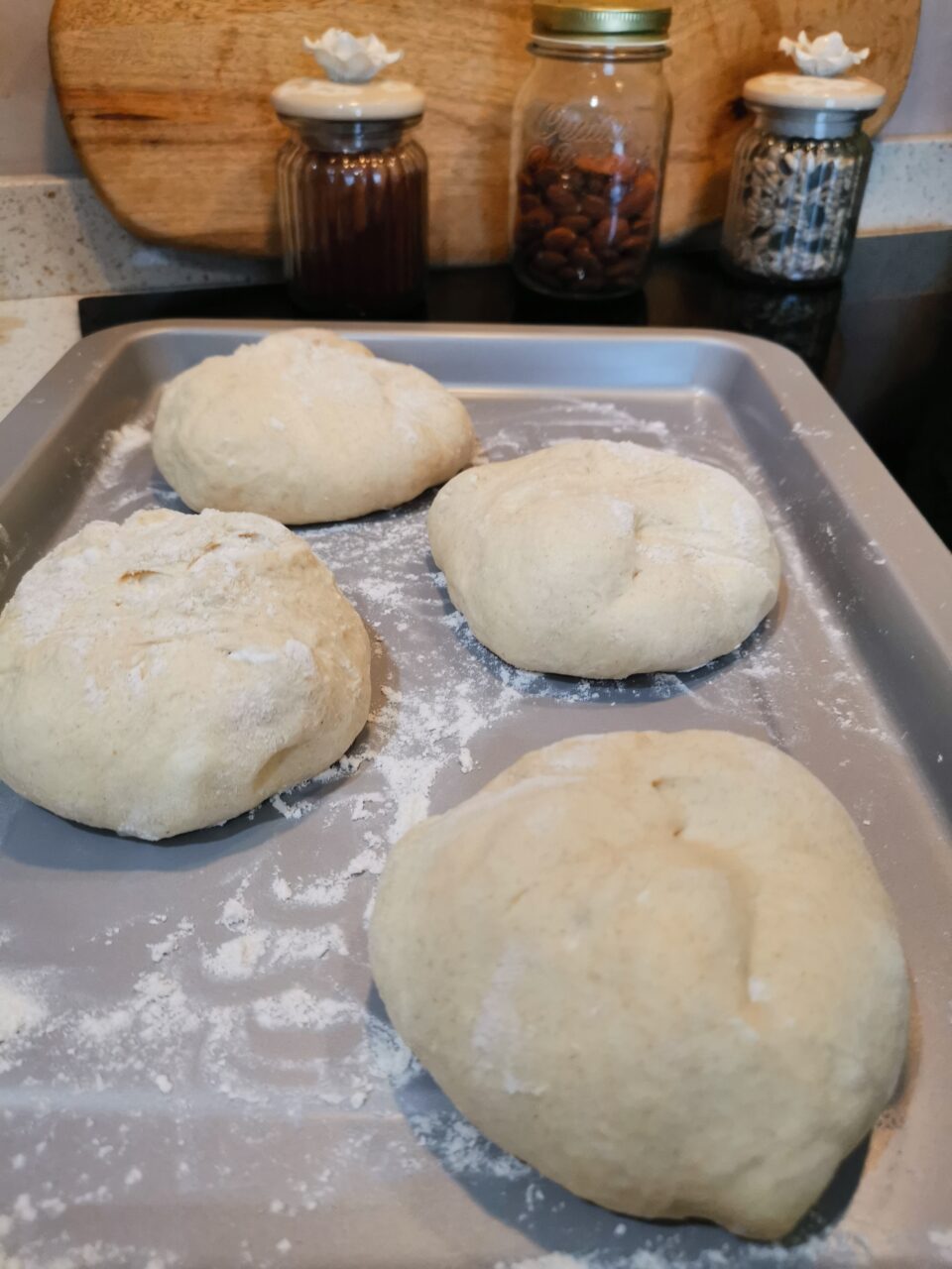 Impasto dei panini alla ricotta sardi in lievitazione