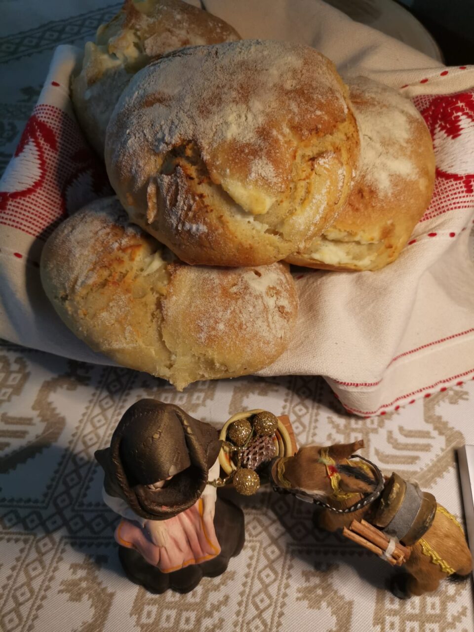 Panini alla ricotta sardi soffici nel cestino