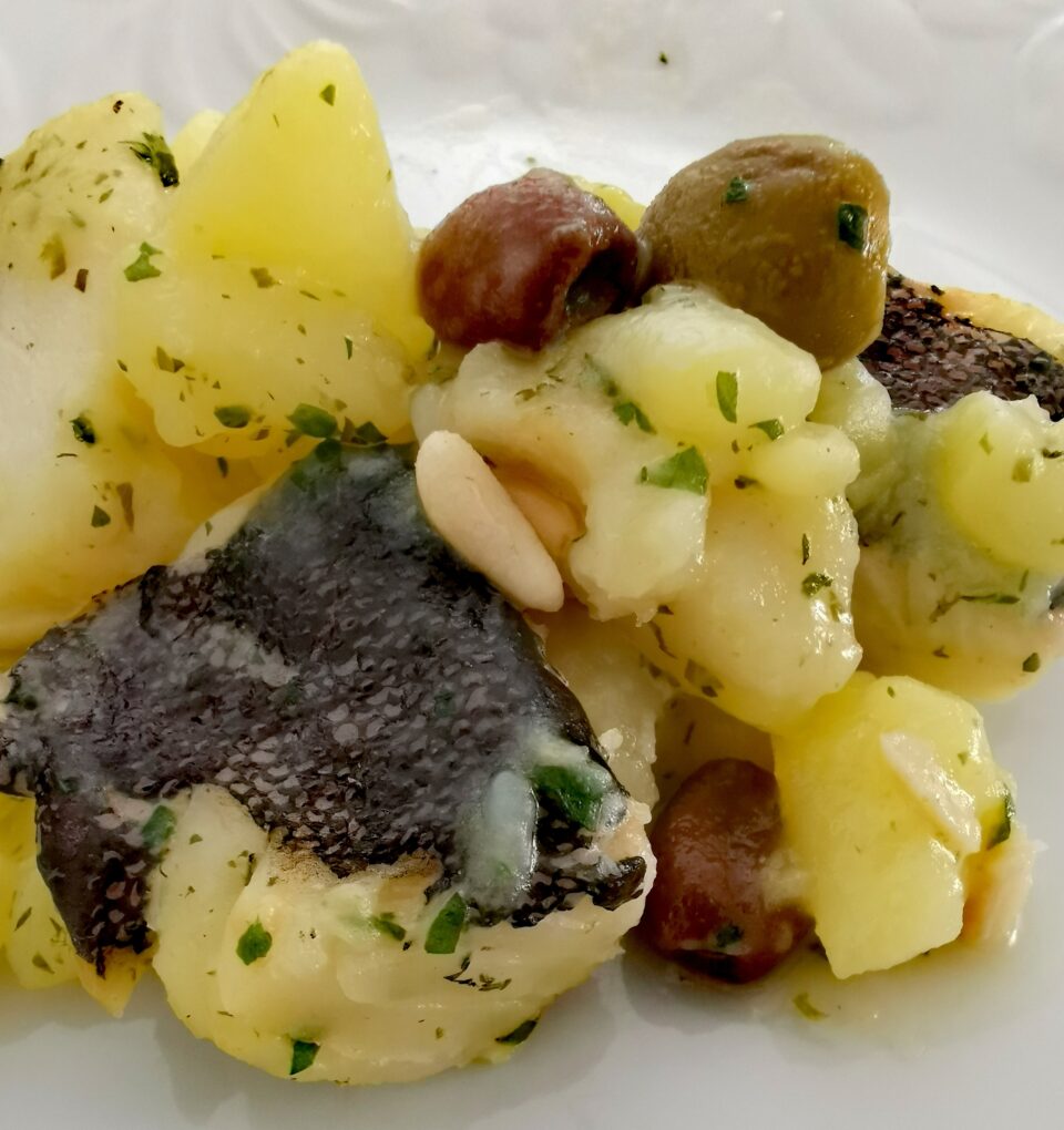 Il baccalà al verde con patate è un'altra di quelle ricette, che ho imparato a cucinare da mamma.
Lo preparava nonna, oggi mamma e finalmente anche io ho appreso tutti i loro trucchi e segreti, per ottenere un baccalà con patate cremoso e gustoso.
Senza grassi e poi ricco di proprietà benefiche.
Combatte lo stress, è antiossidante e alza le difese immunitarie.