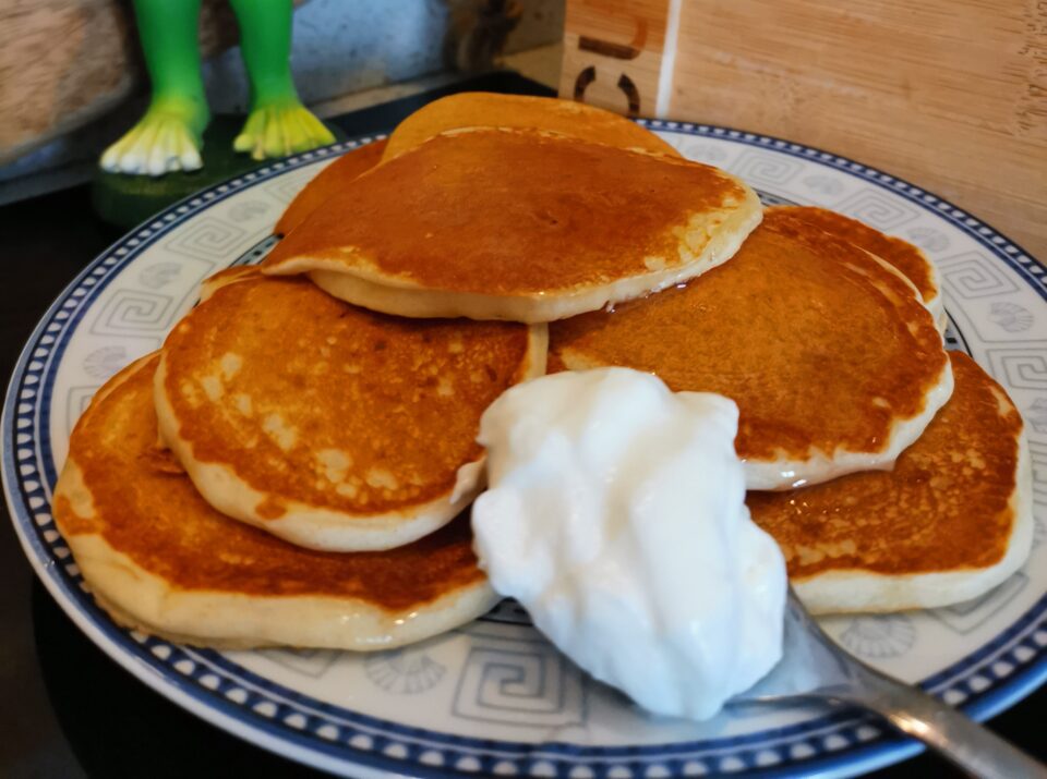 I pancake allo yogurt senza uova li prepari in pochi minuti e sono la colazione perfetta, per chi vuole soddisfare appetito e gusto.
Questi pancake facilissimi sono soffici, soffici, ricchi di proteine e soprattutto poco zuccherati.
La mia filosofia è sempre utilizzare meno zucchero possibile.
Un buon dolce si riconosce dall'associazione di tutti suoi ingredienti e da come si sposano insieme, non dalla quantità di dolcezza.