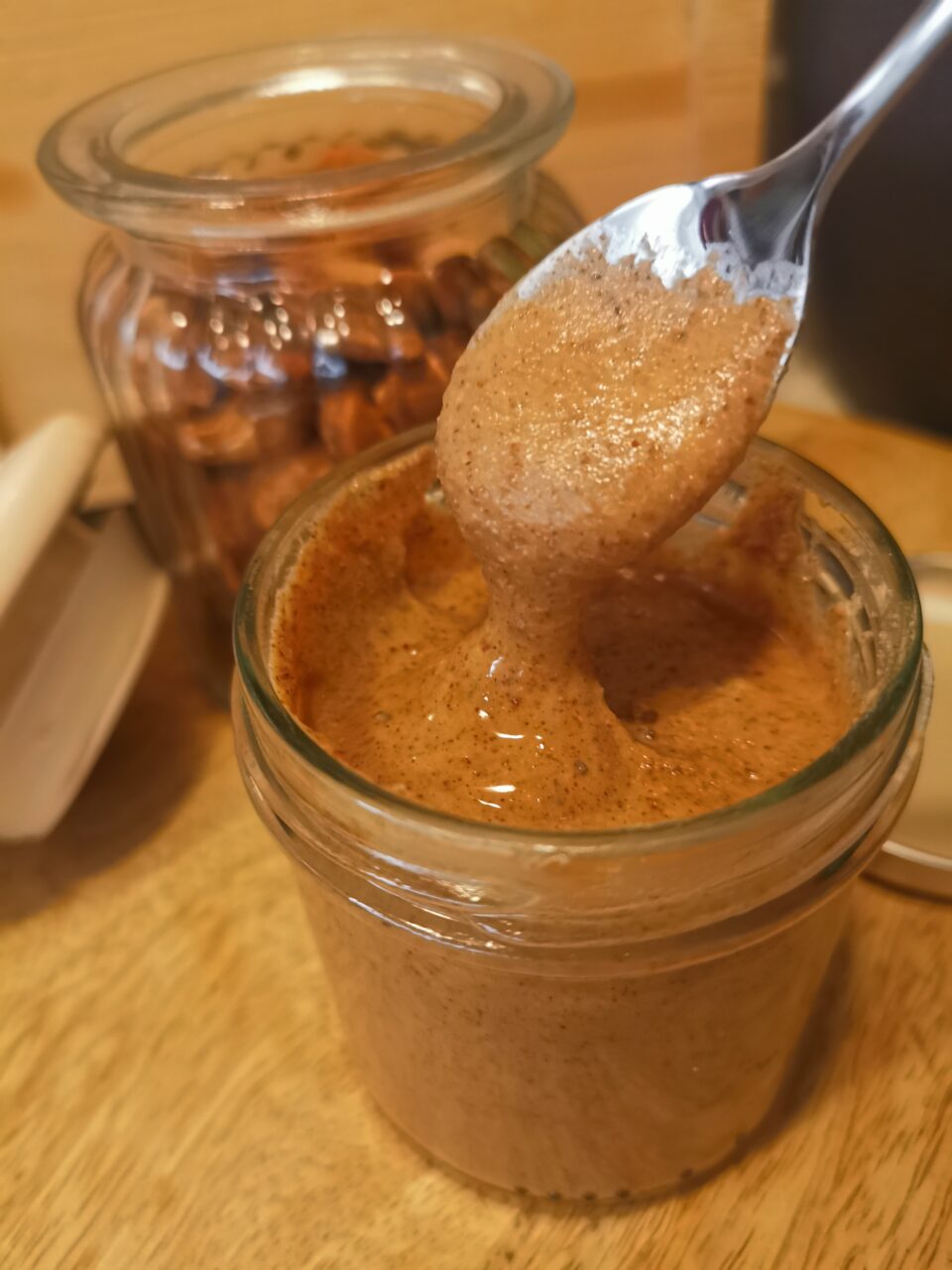La crema di mandorle la realizzate con un solo ingrediente, senza grassi, additivi e zuccheri aggiunti.
Ovviamente un cucchiaino di questa crema, Vi donerà carica e tutte le meravigliose proprietà benefiche allo stato naturale delle mandorle.
La crema di mandorle potete acquistarla anche già pronta ma perchè comprare qualcosa di confezionato e piuttosto caro, quando possiamo facilmente prepararla a casa?