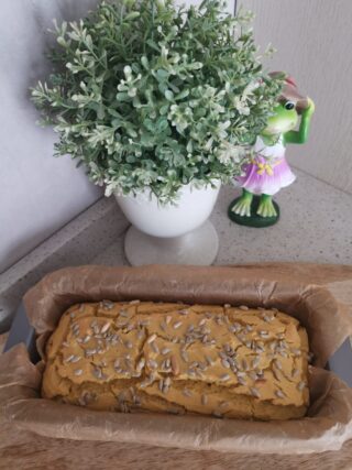 Il pane con farina di ceci è un pane fatto in casa genuino e profumato, dal sapore rustico e leggermente tostato. Ha una crosticina dorata e una mollica morbida ma consistente, che sa di cose buone e semplici. È perfetto da mangiare caldo, magari con un filo d’olio, ma resta ottimo anche il giorno dopo. Si abbina benissimo a formaggi, verdure, zuppe o per una colazione salata diversa dal solito.