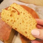 Torta allo yogurt senza latte altissima e morbidissima spolverata con zucchero a velo