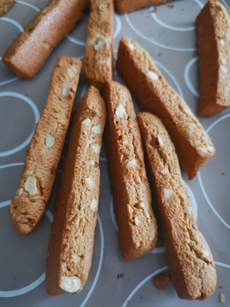 Bastoncini di biscotti avena e noci furbi dorati appena sfornati su tappetino