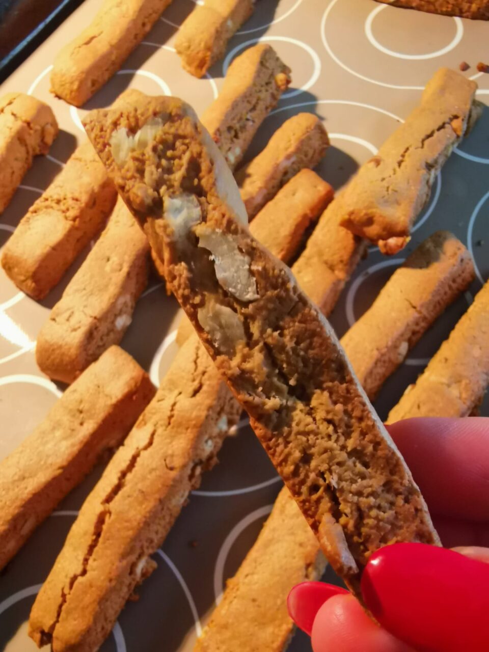 Biscotto  avena e noci furbi a bastoncino spezzato con consistenza friabile