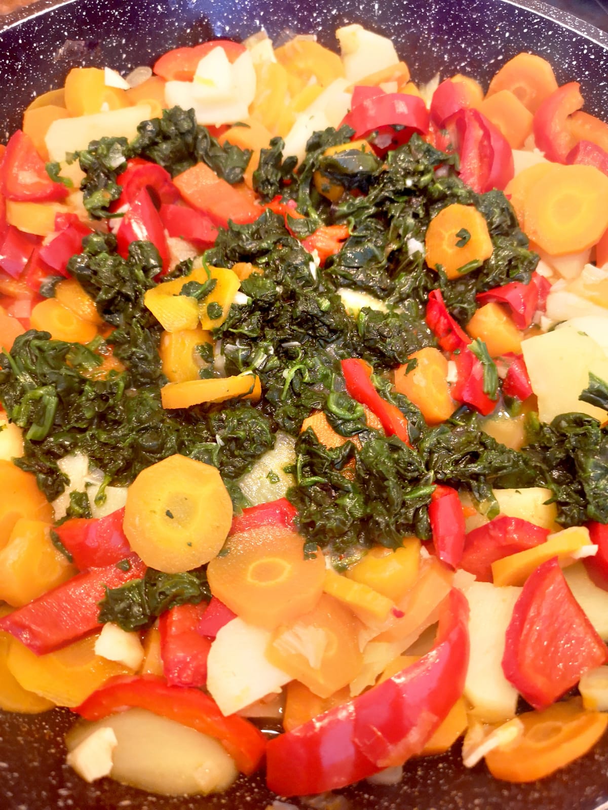 Padellata di verdure colorate con carote patate peperoni e spinaci