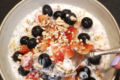 Overnight Oat porridge freddo: la colazione sana e senza cottura pronta in 5 minuti!