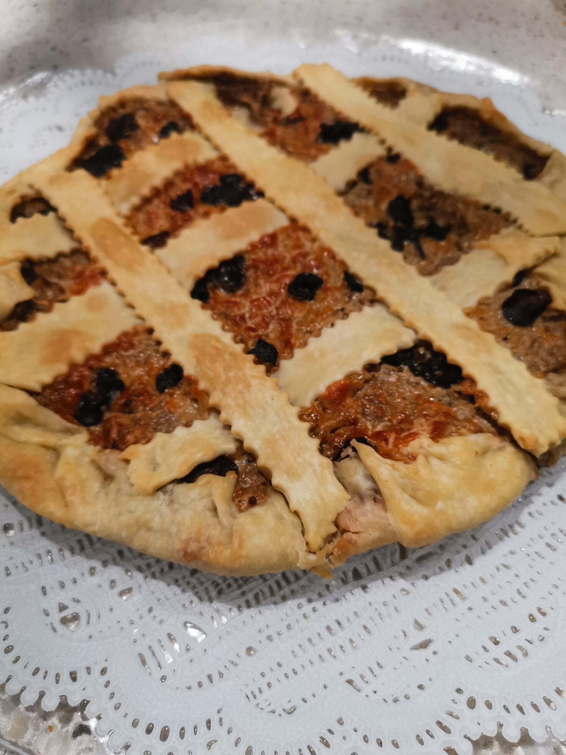 Torta salata autunnale con funghi, ricotta e mortadella con crosta croccante di pasta matta fatta in casa