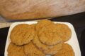 Il segreto delle due farine: i biscotti di segale rustici all'amaretto che svoltano la colazione