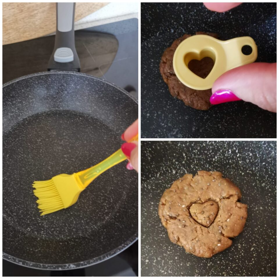 Collage fotografico che mostra come ungere la padella con un pennello giallo e come stampare un cuoricino al centro del biscotto all'avena