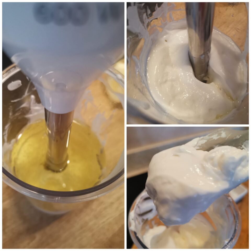 Un collage di 3 foto che mostra l'emulsione della maionese: il minipimer immerso sul fondo nell'olio, la salsa che diventa bianca e densa nel boccale e il risultato finale super sodo sulla spatola.