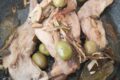 Coniglio alle erbe aromatiche in padella: la ricetta morbida con olive e pinoli