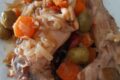 Coniglio in umido con olive e pinoli: il secondo piatto rustico e appetitoso che si scioglie in bocca!