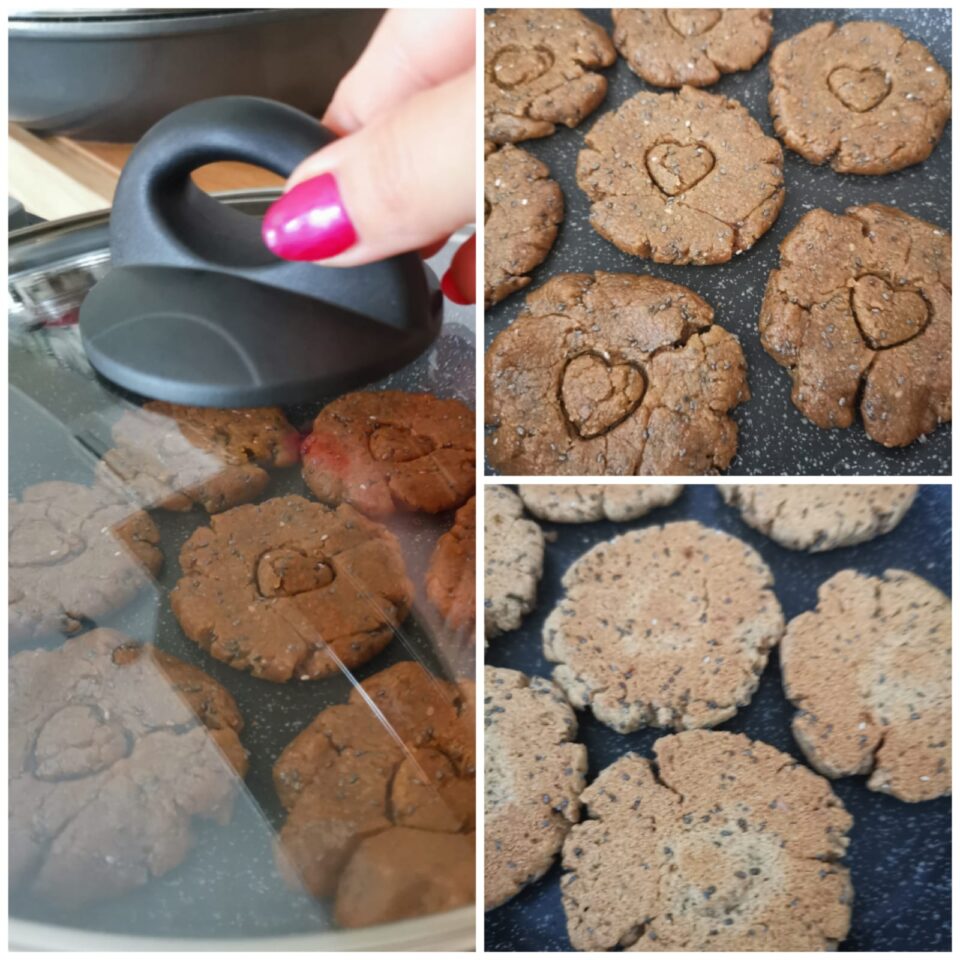 Collage fotografico che mostra la cottura dei biscotti con il coperchio trasparente e i dolcetti dorati e girati dall'altro lato nella padella di pietra
