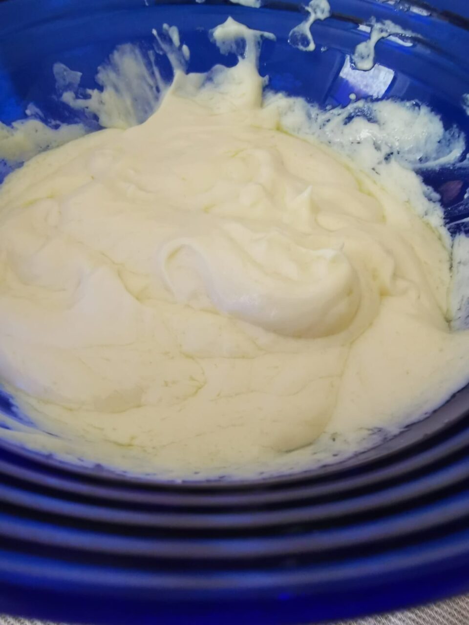 Maionese leggera uova sode e ricotta finita e vellutata all'interno di una ciotola blu, pronta da servire.