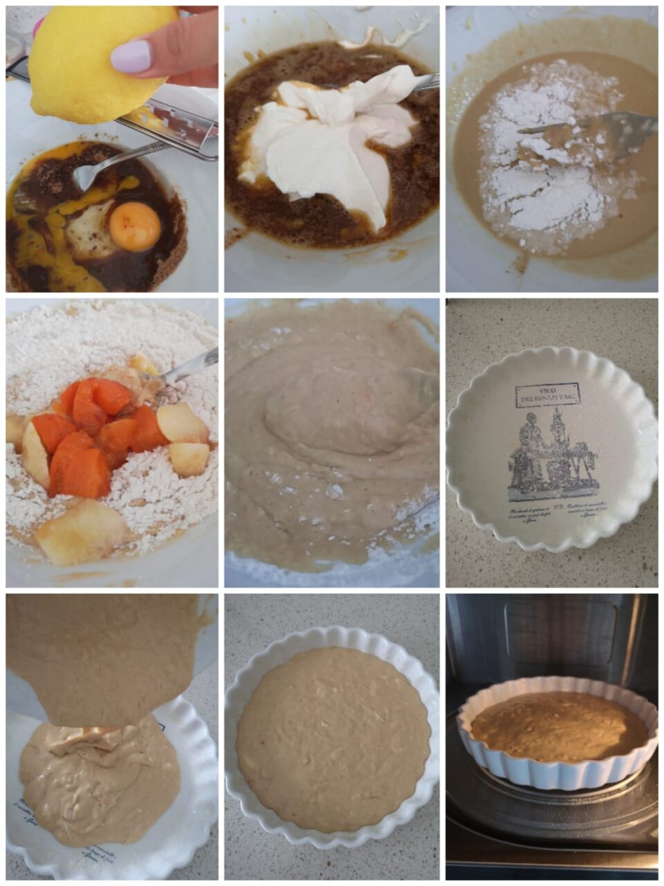 Collage fotografico con le fasi di preparazione della torta: la sbattitura delle uova, l'aggiunta dello yogurt, l'incorporamento della frutta fresca e della farina, fino all'inserimento dello stampo nel microonde