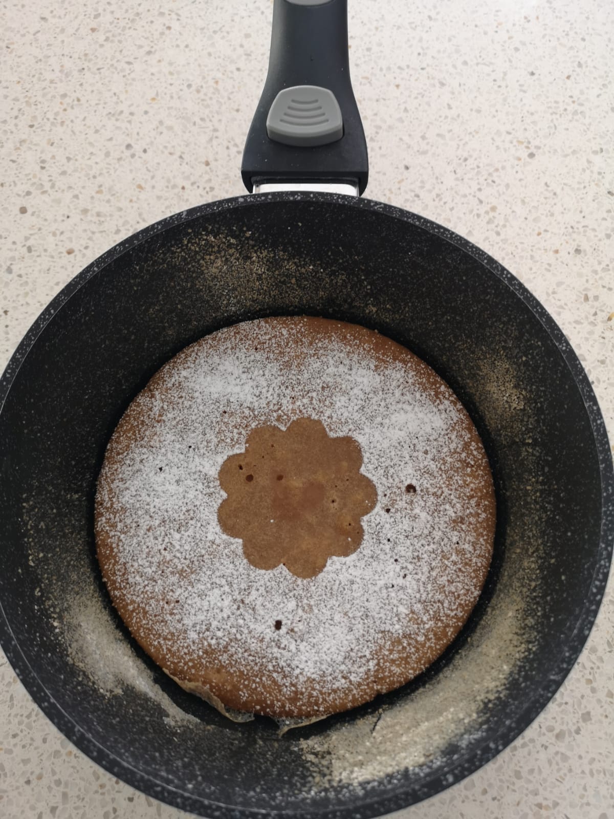 Torta soffice con farina di avena e zucchero a velo direttamente nella padella antiaderente