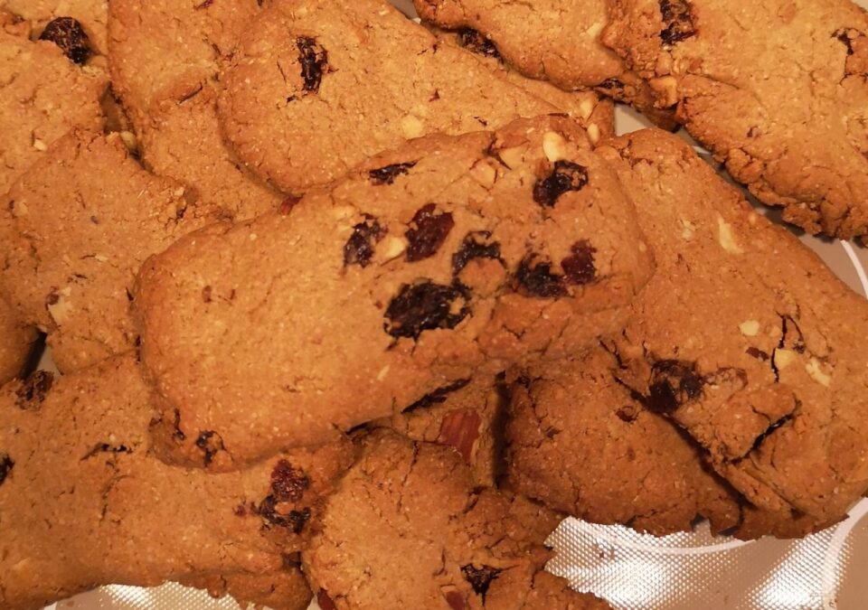 Piatto ricco di biscotti d'avena dorati al forno con uvetta, mandorle e nocciole tritate