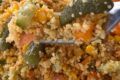 Couscous di legumi con salmone e verdure: la ricetta senza glutine pronta in 10 minuti!