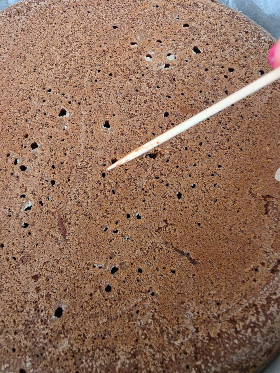 Prova stecchino per verificare la cottura interna della torta al cioccolato in padella