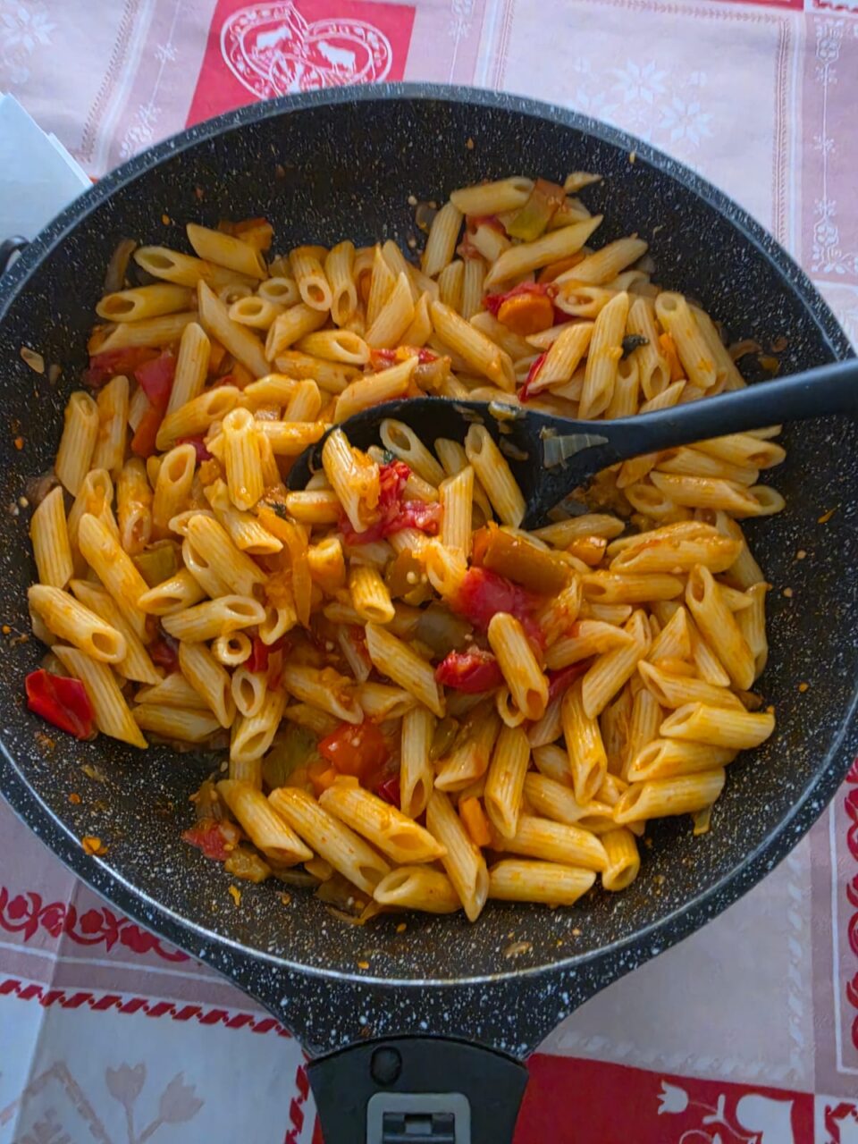 Padella di penne condite con il sugo di verdure stive in padella