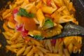 Sugo di verdure estive in padella: condimento leggero per pasta saporita