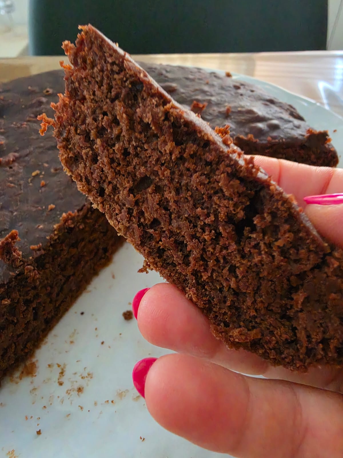 Fetta di torta al cioccolato in padella senza uova soffice con alveolatura ben visibile