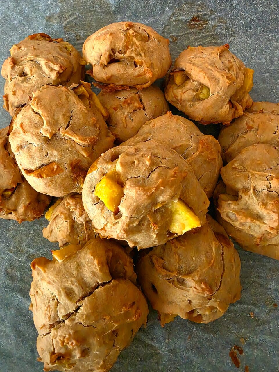 Vassoio ricco di biscotti morbidi alle prugne gialle dorati al forno e pronti da servire.