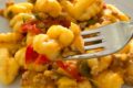 Gnocchi al ragù leggero di tacchino, zucchine e paprika: il primo piatto cremoso pronto in 10 minuti!