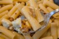 Rigatoni gorgonzola e noci: il primo piatto cremoso e pronto in 10 minuti
