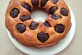 Ciambella soffice alle prugne e skyr: il dolce altissimo ricco di frutta.